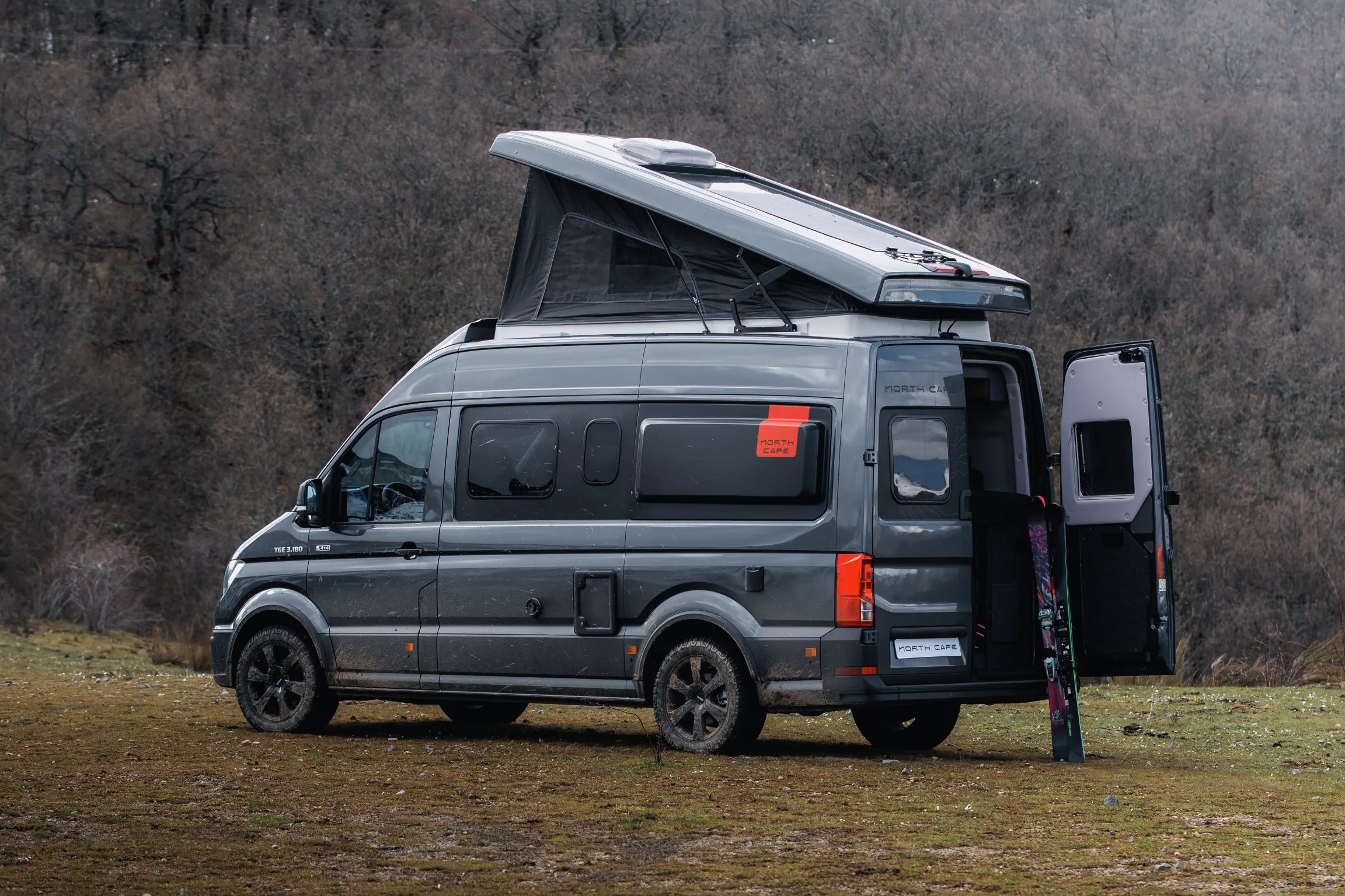 Adventure 6XR gris avec toit relevable en pleine nature