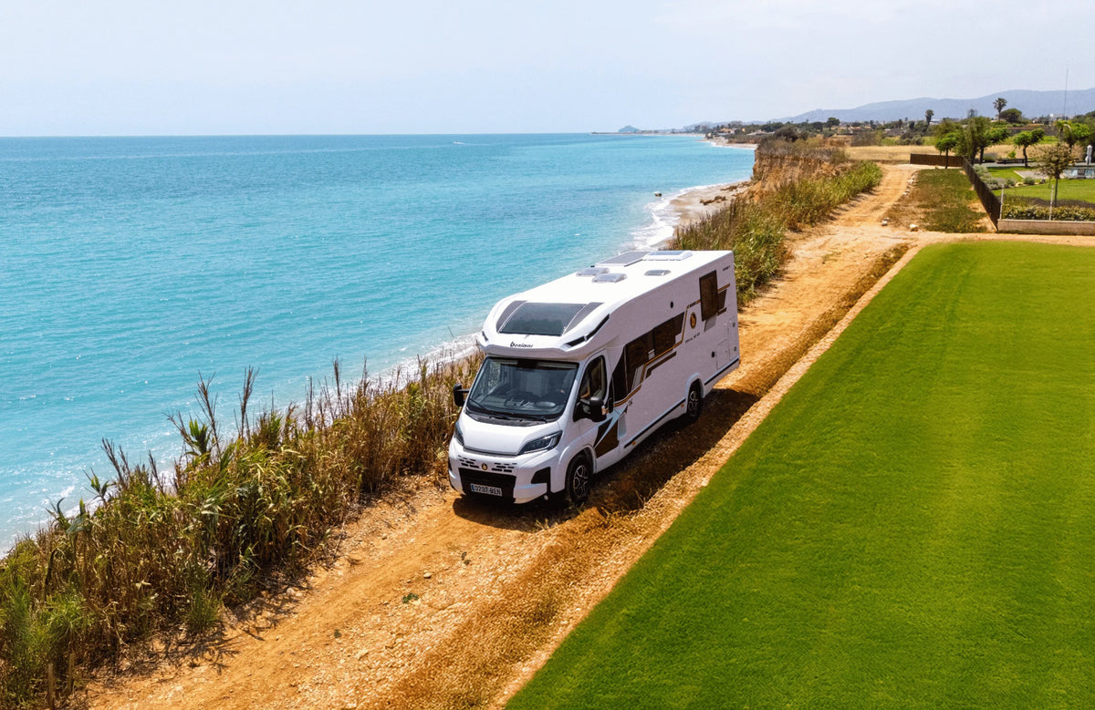 Camping-car au bord de la mer