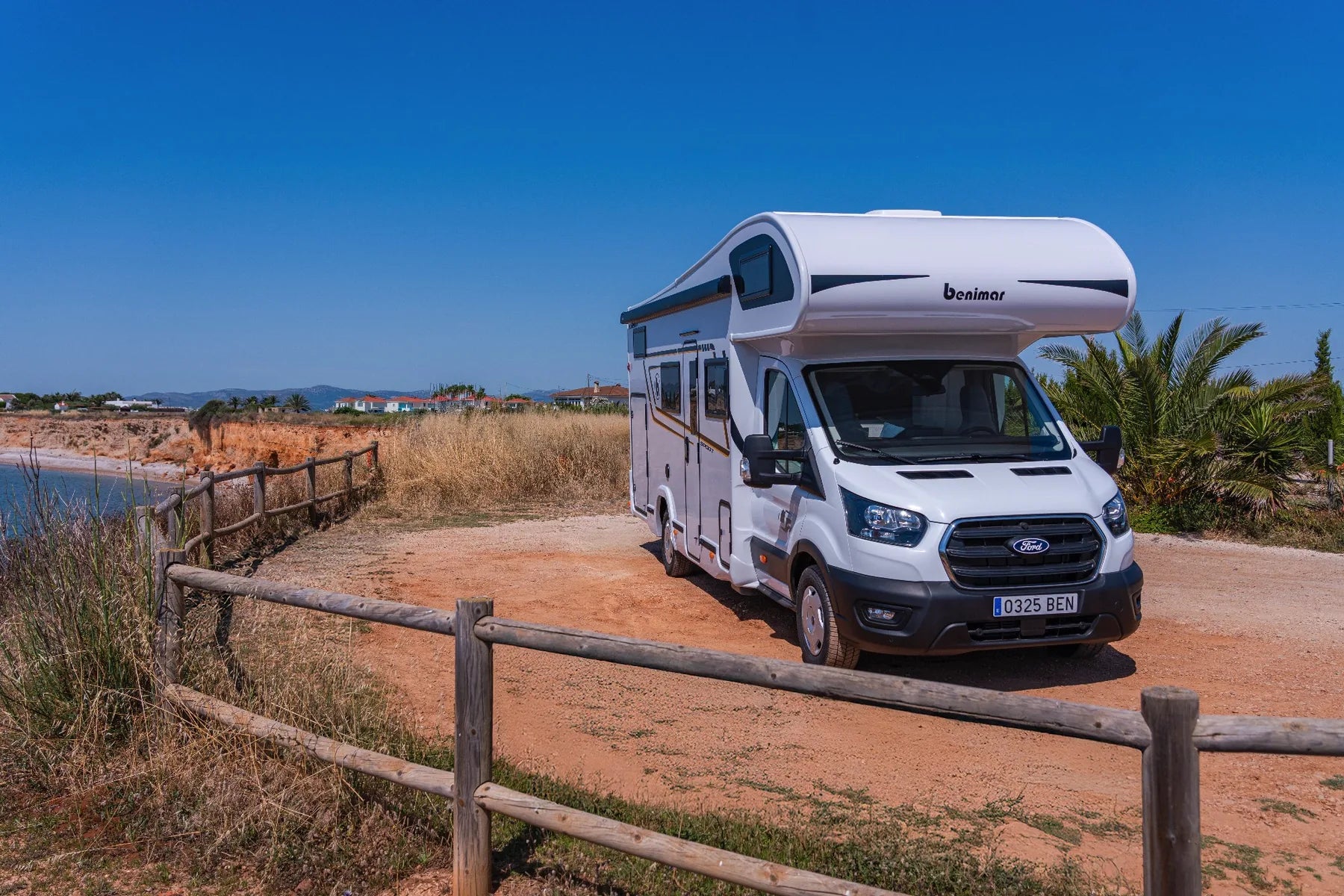 Benimar Sport S325 UP, camping-car capucine en bord de mer
