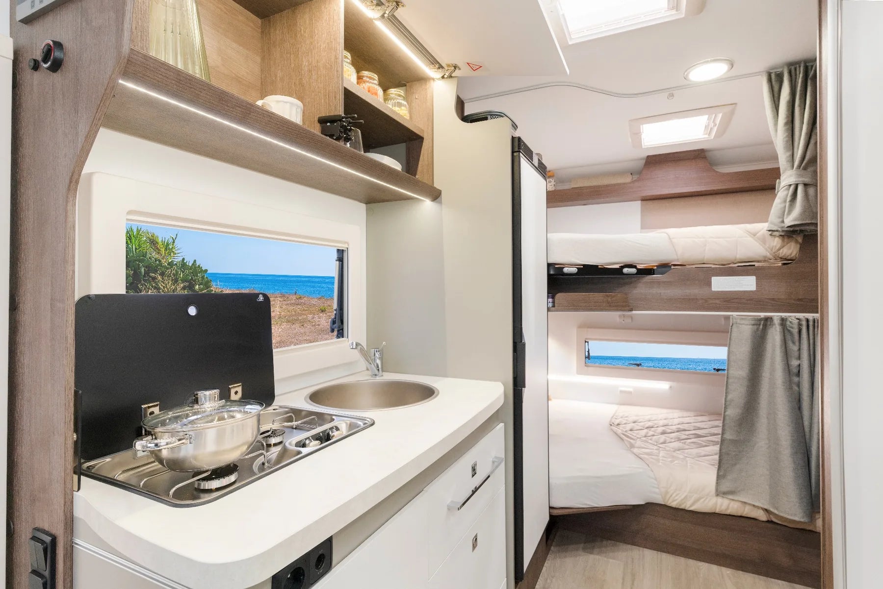 Cuisine équipée et espace nuit arrière du Benimar S325 UP