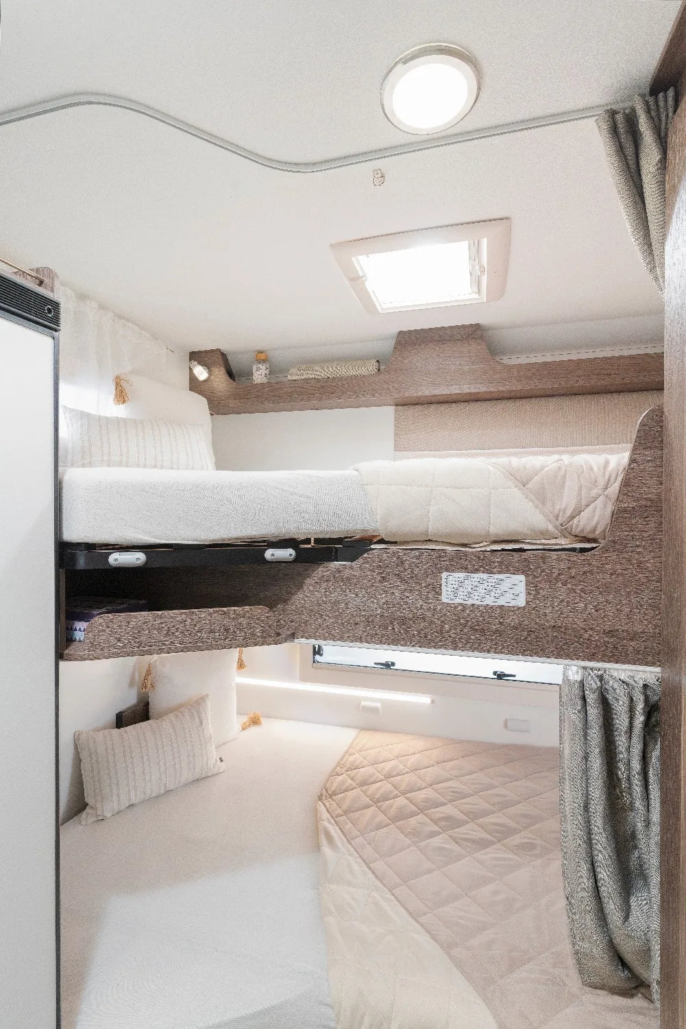 Lits superposés à l’arrière du Benimar S325 UP